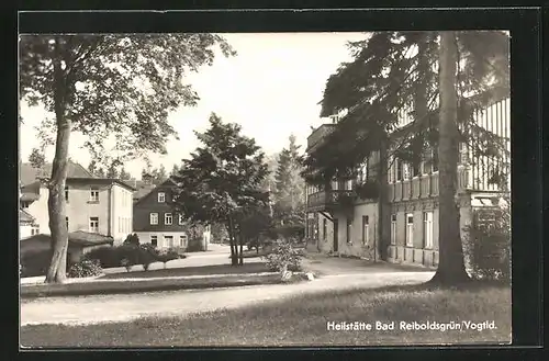 AK Bad Reiboldsgrün im Vogtld., Strassenpartie vor der Heilstätte, Reiboldsgrün-Carolagrün-Albertsberg-Zöbischau