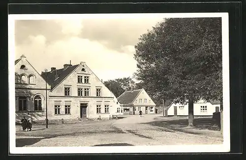 AK Wiek auf Rügen, Passanten am Marktplatz
