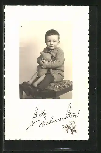 AK Kleiner Junge umarmt seinen Teddy