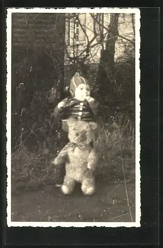 AK Kleiner Junge mit Teddy im Garten