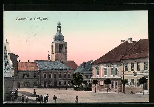 AK Pribyslav, Kinder auf dem Marktplatz, Blick zur Kirche