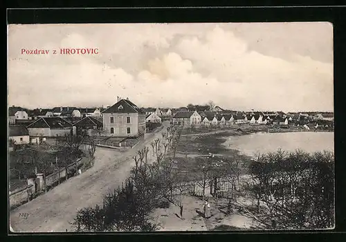 AK Hrotovice, Blick über die Strasse in den Ort auf die Stadthäuser