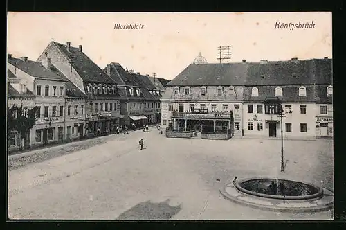 AK Königsbrück, Brunnen auf dem Marktplatz, Geschäftsstrasse