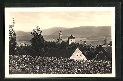 AK Pribor, Blick auf den Kirchturm in der Ortschaft und auf die umgebenden Berge