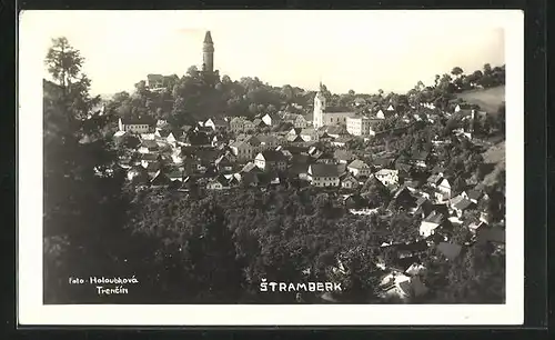 AK Stramberk, Stadtansicht mit der Kirche und Blick zum Turm der Burgruine