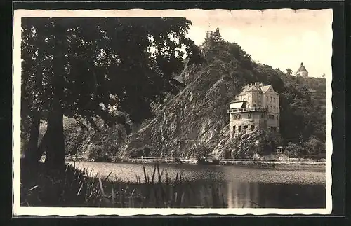 AK Znaim a. Thaya, Partie am Ufer, Blick auf das Haus am Felsen