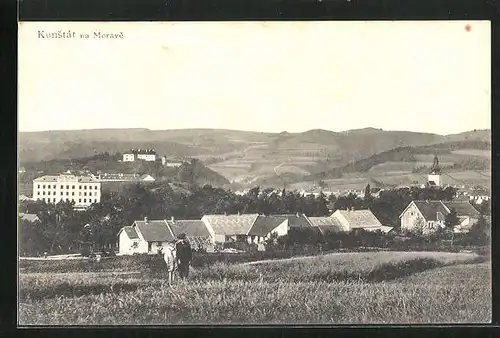 AK Kunstat na Morave, Jungen auf dem Feld mit Blick zur Kirche im Ort