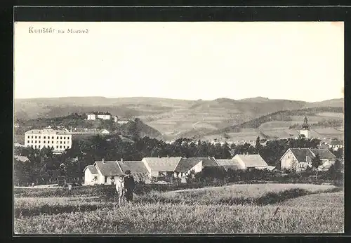 AK Kunstat na Morave, zwei Buben auf dem Feld, Blick zur Kirche im Ort