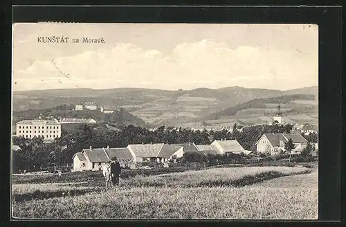 AK Kunstat na Morave, die zwei Buben auf dem Feld über dem Ort, Blick zur Kirche