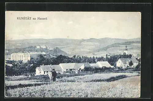 AK Kunstat na Morave, Jungen auf dem Feld über dem Ort, Blick zum Schloss im Hintergrund