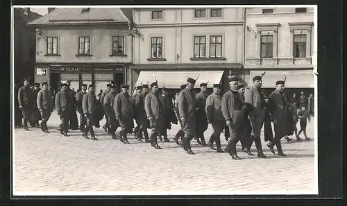 AK Vysoke Myto, Männer in Trachten laufen durch die Stadt