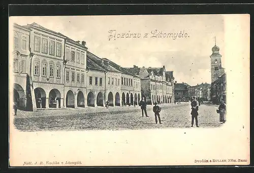 AK Leitomischl / Litomysl, Passanten auf dem Hauptplatz, Blick zum Rathaus