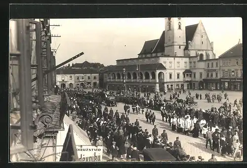 AK Pardubice, Prozession auf dem Marktplatz vor dem Rathaus