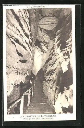 AK Betharram, Les Pyrenees, Les Grottes, Passage des Blocs suspendus, Höhle