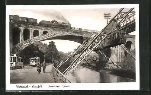 AK Wuppertal, Elberfeld, Strassenbahn und Schwebebahn unter der Sonnborner Brücke
