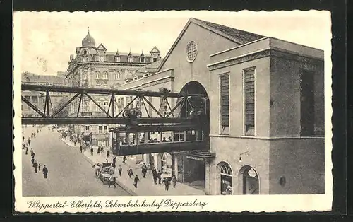 AK Wuppertal, Elberfeld, Passanten auf der Strasse, Einfahrt der Schwebebahn in die Station Döppersberg