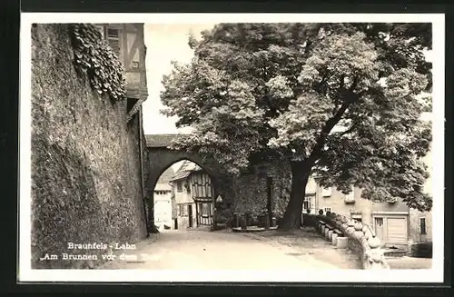 AK Braunfels a. d. Lahn, Strasse am Brunnen vor dem Tor
