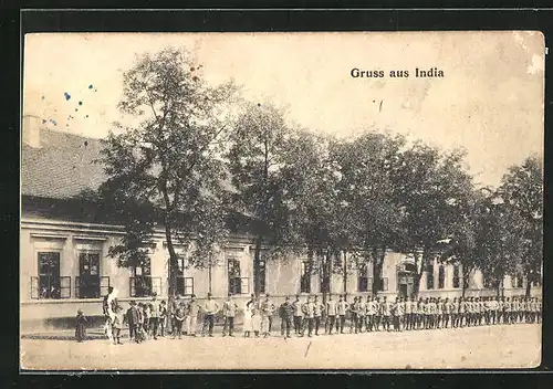 AK India, Soldaten stehen vor einem Haus