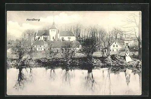 AK Nordborg, Ort mit Kirche und zwei Frauen am Flussufer