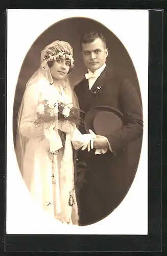 AK Junges Hochzeitspaar in festlicher Kleidung nach der Trauung