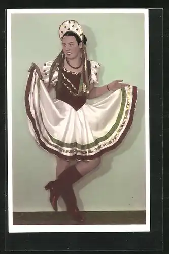 AK Junges Mädchen tanzt beim Fasching in ungarischer Tracht