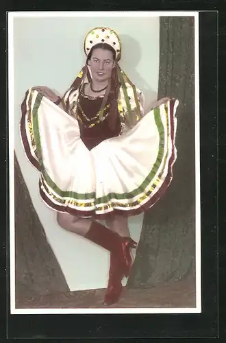 AK Junges Mädchen tanzt beim Fasching in ungarischer Tracht