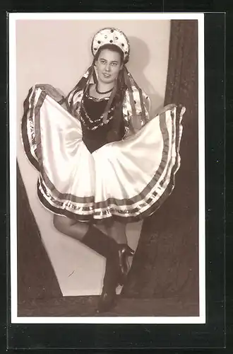 AK Junges Mädchen tanzt beim Fasching in ungarischer Tracht