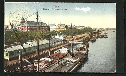AK Mainz, Blick von der Strassenbrücke, Uferpartie mit Binnenschiffen