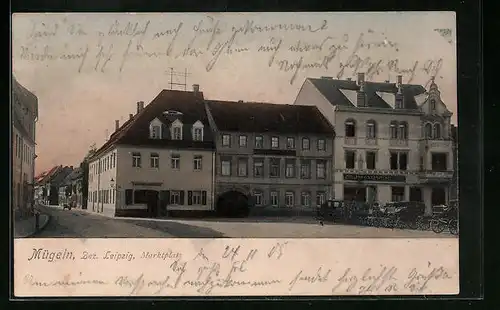 AK Mügeln, auf dem Marktplatz, alte Automobile parken vor dem Haus Gatzschnick