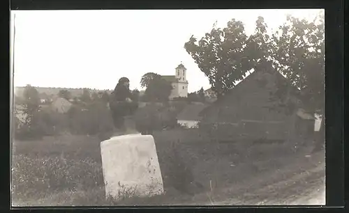 Foto-AK Pavlovice, Blick zur Kirche, Gedenkstein am Wegesrand