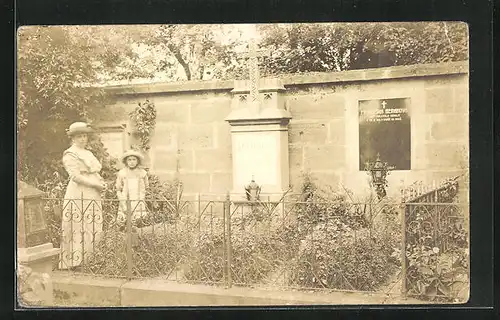 Foto-AK Dasice, Grabsteine auf dem Friedhof