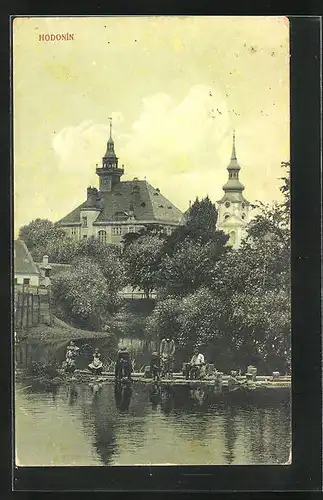 AK Göding / Hodonin, Teilansicht mit Kindern am Flussufer