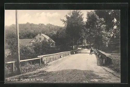 AK Brucher-Mühle a. d. Wied, Brücke und Gebäudeansicht