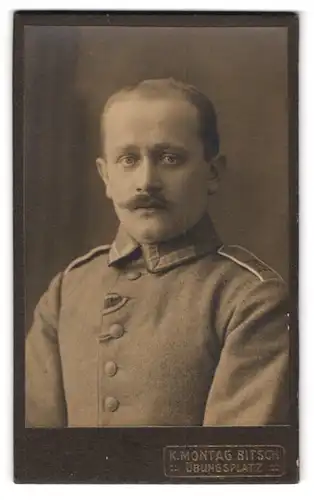 Fotografie K. Montag, Bitsch, Übungsplatz, Portrait Soldat in Uniform mit Moustache