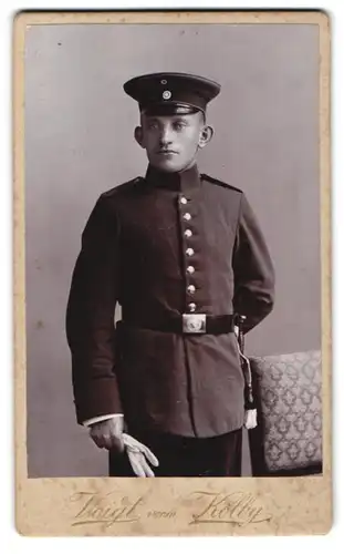 Fotografie Max Voigt vormals Kolby, Zwickau, Äussere Plauenschestrasse 17, Portrait Soldat in Uniform mit Schirmmütze