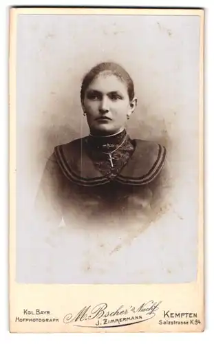 Fotografie J. Zimmermann, Kempten, Salzstrasse K 94, Portrait junge Dame mit Kragenbrosche und Kreuzkette