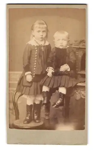 Fotografie Hermann Ramm, Magdeburg, Neustädterstrasse 45, Portrait zwei hübsch gekleidete kleine Mädchen