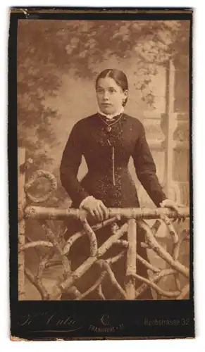 Fotografie Katharina Culié, Frankfurt a. M., Hochstrasse 32, Portrait junge Dame im bestickten Kleid