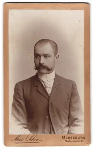 Fotografie Max Schön, Merseburg, Rossamarkt 2, Portrait modisch gekleideter Herr mit Schnauzbart
