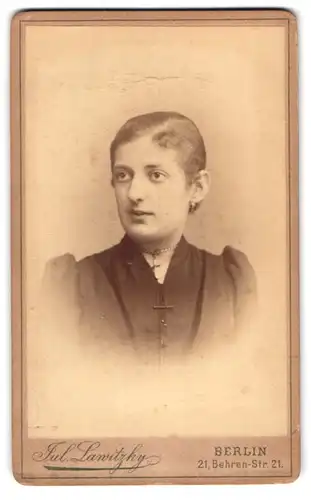 Fotografie Jul. Lawitzky, Berlin, Behren-Strasse 21, Portrait junge Dame mit Kreuzkette