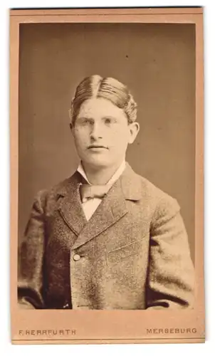 Fotografie F. Herrfurth, Merseburg, Brühl 4, Portrait junger Herr im Anzug mit Fliege