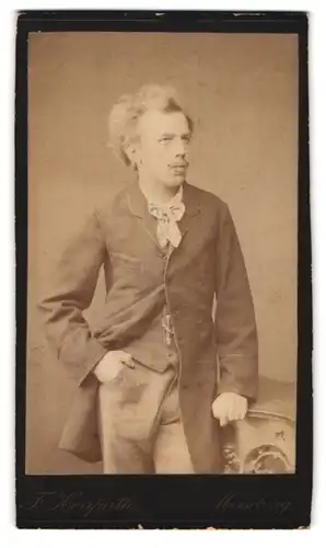Fotografie F. Herrfurth, Merseburg, Brühl 4, Portrait junger Herr in modischer Kleidung