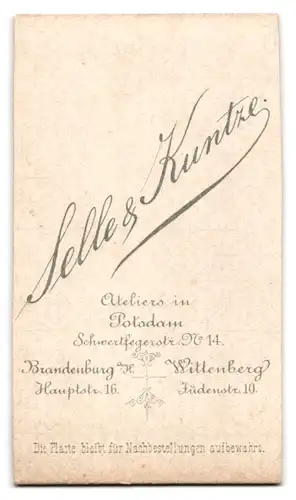 Fotografie Selle & Kuntze, Potsdam, Schwertfegerstrasse 14, Portrait süsses Kleinkind im weissen Hemd