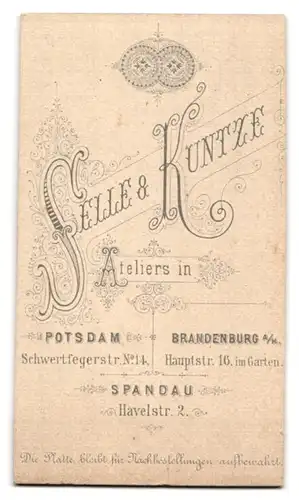 Fotografie Selle & Kuntze, Potsdam, Schwertfegerstrasse 14, Portrait süsses Kleinkind im weissen Hemd