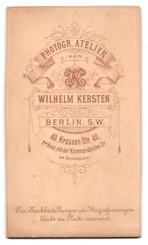 Fotografie Wilhelm Kersten, Berlin-SW, Krausen-Strasse 40, Portrait süsses Kleinkind im weissen Kleid