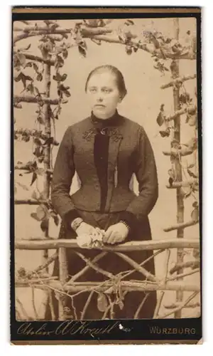 Fotografie A. Kreutl, Würzburg, Portrait junge Dame in modischer Kleidung