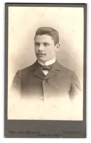 Fotografie Adalbert Werner, München, Elisenstrasse 7, Portrait junger Herr im Anzug mit Fliege