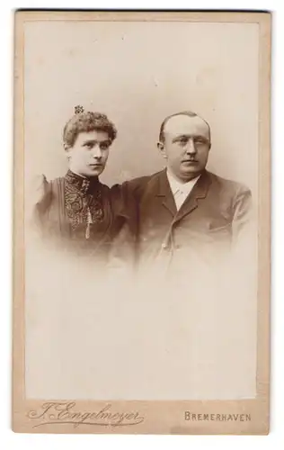 Fotografie T. Engelmeyer, Bremerhaven, Bürgermeister Smidt-Strasse 27, Portrait junges Paar in hübscher Kleidung