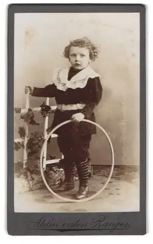 Fotografie unbekannter Fotograf und Ort, Portrait hübsch gekleideter Junge mit Reifen