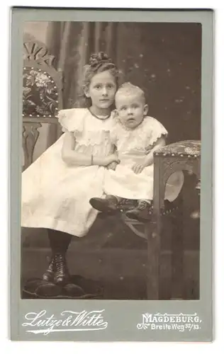 Fotografie Lutze & Witte, Magdeburg, Breite Weg 32-33, Portrait junges Mädchen im weissen Kleid mit Kleinkind